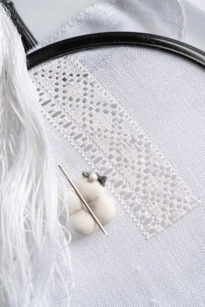 haftowane detale na tkaninie